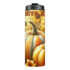 Charmante herfstgelukzaligheid: pompoen, bloem en  thermosbeker