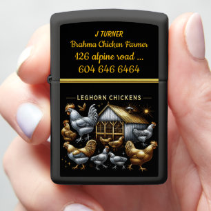 Charmante Leghorn kippen rond een rustieke boerene