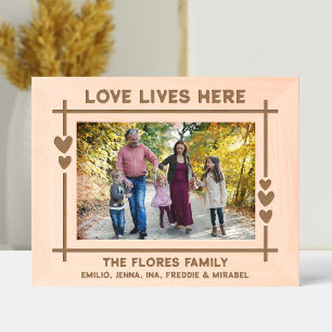 Charmante liefde woont hier harten familie gegraveerde lijstjes