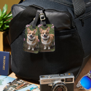 Charmante metgezel: een corgi in een roze rozentui bagagelabel