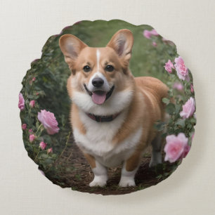 Charmante metgezel: een corgi in een roze rozentui rond kussen
