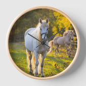 "Charme sophistiqué : Horloge blanche pour un Loux (Recto)