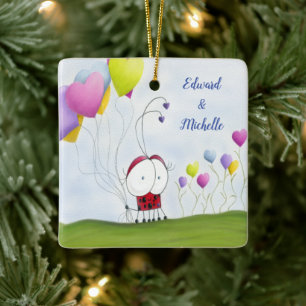 Charming Ladybug met kleurrijke hartballonnen Keramisch Ornament