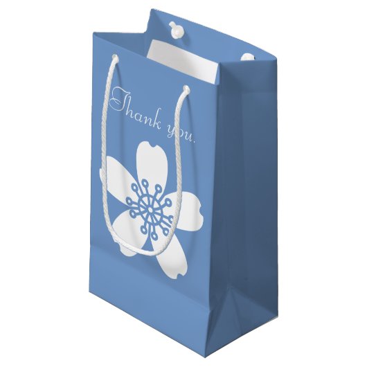 Charming Sakura dans le sac cadeau Periwinkle (Devant Angle)