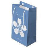 Charming Sakura dans le sac cadeau Periwinkle (Dos Angle)