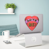 Charming Vintage Badge Sticker - Love Me (Ordinateur portable sur le bureau)