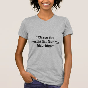 "Chase the Aesthetic, Not the Algorithm" is een Am T-shirt