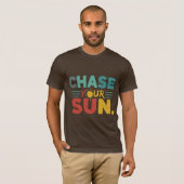 Chase Your Sun" Levendig regenboog T-shirt (Voorkant volledig)