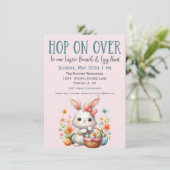 Chasse aux oeufs de lapin mignon et invitation au  (Debout devant)