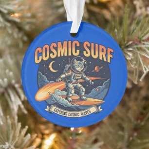 Chat astronaute surfant sur des vagues de bande de
