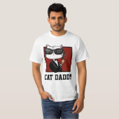 CHAT AVEC LES T-shirts DES HOMMES D'ARMES À FEU (Devant entier)