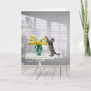 Chat avec les tulipes jaunes Carte de fête des mèr