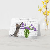 Chat avec Tulipe pourpre Carte d'anniversaire (Fleur jaune)