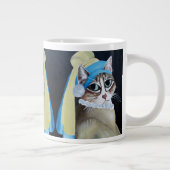 Chat Avec Une Perle Élevant De La Mug Jumbo (Droite)