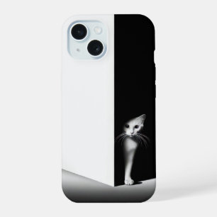 Chat blanc dans les ombres noires