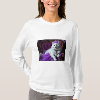 chat blanc sur t-shirt fauteuil violet