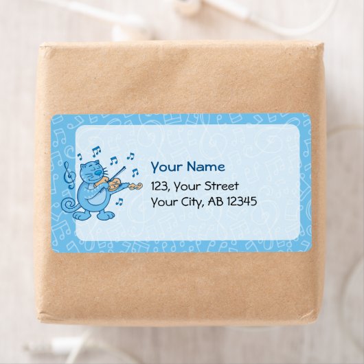 Chat bleu avec Étiquette violon (En situation)