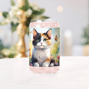 Chat calico dans un jardin printanier avec papillo
