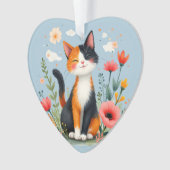 Chat Calico souriant dans le jardin fleuri (devant)