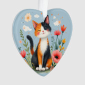 Chat Calico souriant dans le jardin fleuri (devant)