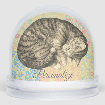 Chat courbé dormant sur la courtepointe mignon dou