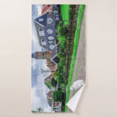 Chat dans le village de pêcheurs traditionnel (Serviette de bain)