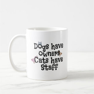 Chat de Snarky indiquant la tasse