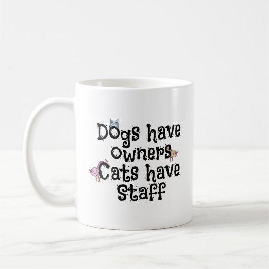 Chat de Snarky indiquant la tasse (Gauche)