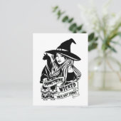 Chat de sorcière et crânes Carte postale (Debout devant)
