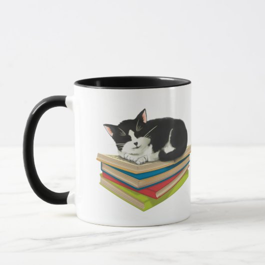 Chat dormant sur des livres de tasse (Gauche)