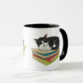 Chat dormant sur des livres de tasse (Devant droit)