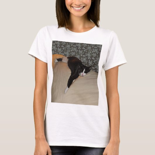 Chat Dormir sur le dessus du T-shirt de base des f (Devant)