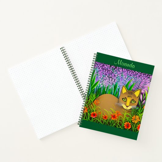Chat écossais dans un journal de jardin fleuri (Intérieur)