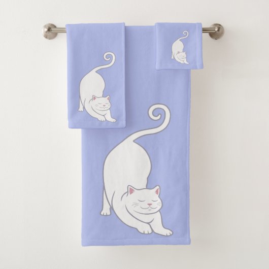 Chat en position descendante sur fond bleu clair (En situation)