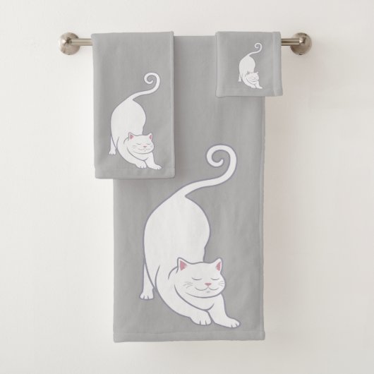 Chat en posture vers le bas sur serviette de bain  (En situation)