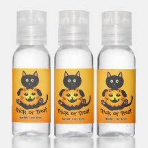 Chat Holding Jack-o'-Lantern