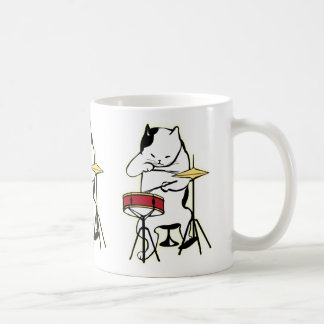 Chat jouant la tasse de tambours