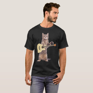 Chat jouant le T-shirt de guitare