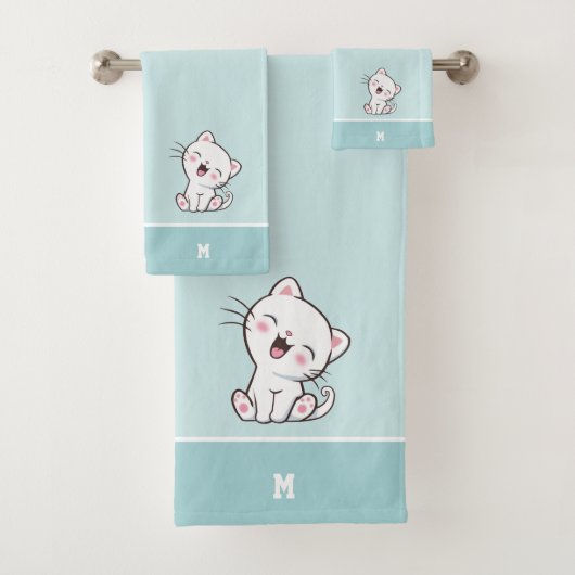 Chat Kitty & Monogram sur serviettes de bain bleu (En situation)