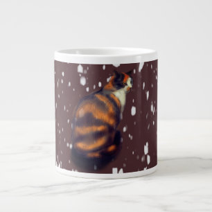 Chat Marmalade dans une tasse à café géante