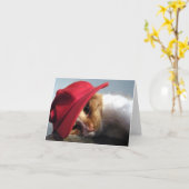 Chat mignon dans la carte de note rouge de blanc (Fleur jaune)