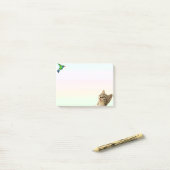 Chat mignon et petit oiseau sur Post-it couleur pa (Sur un bureau)