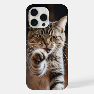 Chat mignon lançant un coup de poing
