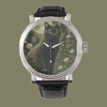 chat noir<br><div class="desc">Debout de fleurs blanches et roses est un chat noir avec un beau collier, avec la lune dans l'arrière - plan.</div>