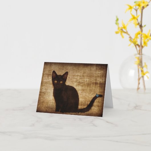 Chat noir avec le carte pour notes de papillon (Fleur jaune)