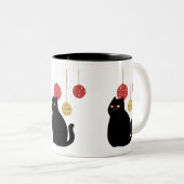 Chat noir avec Mug ornements de Noël (Devant droit)