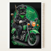 Chat noir conduisant un vélo la Saint-Patrick (Dos)