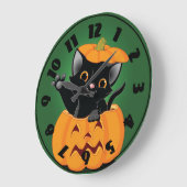 Chat noir dans une horloge de citrouille (Angle)