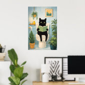 Chat noir drôle lisant sur une impression de salle (Bureau à domicile)