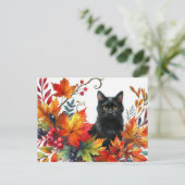 Chat noir en automne Carte postale Feuille colorée (Debout devant)